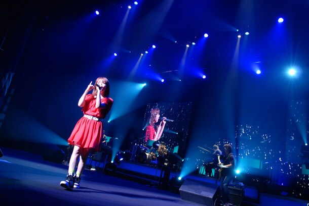 「誕生日おめでとう！」という声に「ありがとうございます！ 27歳になりました！ こないだまで高校行ってたんです」とジョークを飛ばした（写真は10月18日のNHKホール公演の模様）。