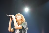 ライブ中のaiko（写真は10月18日のNHKホール公演の模様）。