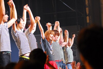 バンドメンバーとお辞儀をする際、会場に響き渡る肉声で「本当にどうもありがとうございました！」と挨拶したaiko（写真は10月18日のNHKホール公演の模様）。