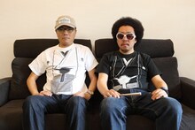 色違いの袴Tシャツを着用したいとうせいこう（写真左）と池田貴史（右）。