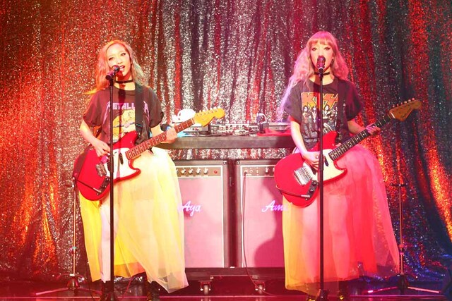 レオタードとニーハイソックスに古着のロックTシャツというスタイルで登場したAMIAYA。