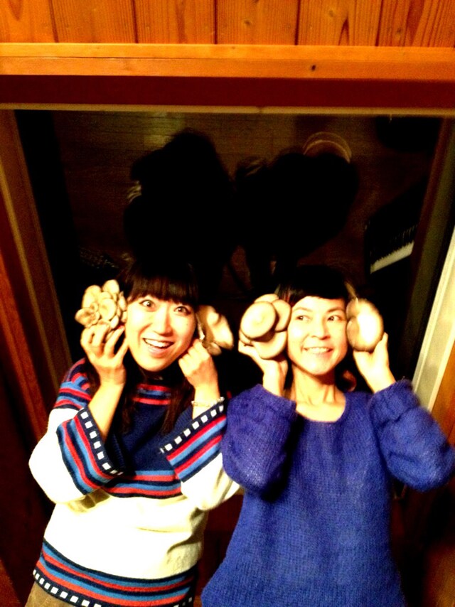 大宮エリー（写真左）と原田郁子（右）。