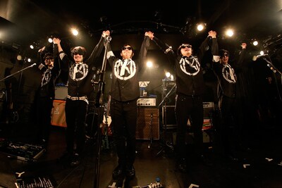 ツアーファイナルの舞台で観客に挨拶するMONOBRIGHTの5人。