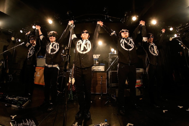 ツアーファイナルの舞台で観客に挨拶するMONOBRIGHTの5人。