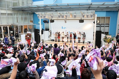 紫色の特製手ぬぐいを手に真山への声援を送るファン。真山は「りかちゃんって書いてある！まやまじゃないんだ（笑）」とコメント。