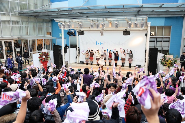 紫色の特製手ぬぐいを手に真山への声援を送るファン。真山は「りかちゃんって書いてある！まやまじゃないんだ（笑）」とコメント。