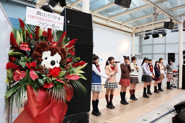 ステージ袖にはファンから届けられた花が飾られた。