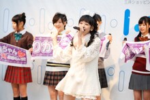 「残酷な天使のテーゼ」を熱唱する真山りか。