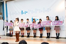 「残酷な天使のテーゼ」を熱唱する真山りか。