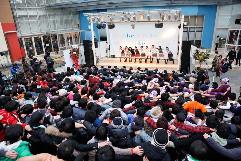 ラストの「永遠に中学生」ではメンバーもエビ中ファミリー（ファン）も肩を組んで大合唱。