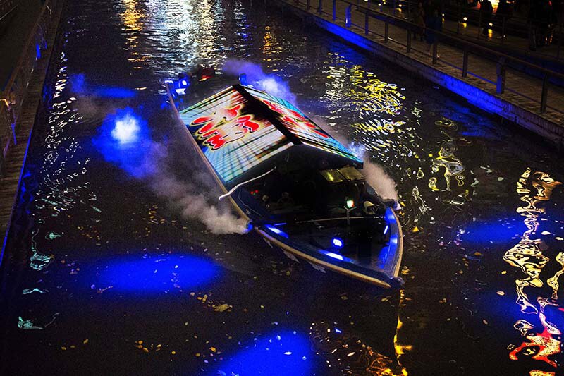 道頓堀川から関ジャニ∞のメッセージを伝えた船。