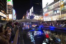 道頓堀川から関ジャニ∞のメッセージを伝えた船。