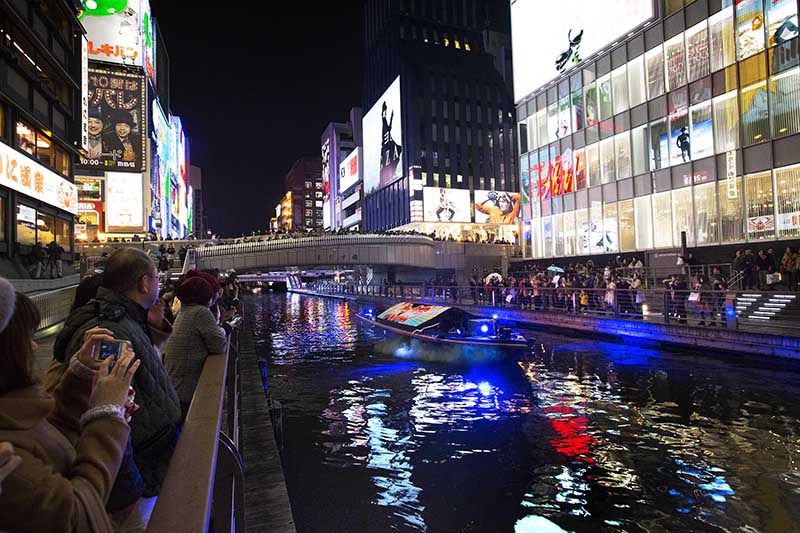 今週の人気の画像6位は「関ジャニ∞、船上からメッセージ『大阪の皆さんのおかげ』」より、道頓堀川から関ジャニ∞のメッセージを伝えた船。