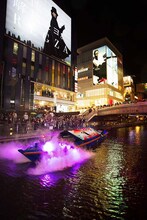 道頓堀川から関ジャニ∞のメッセージを伝えた船。