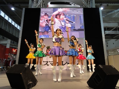 東京・MEGA WEB トヨタシティショウケースで行われたイベントより、ミニライブの模様。