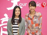 トーク収録後のYUI（写真左）とフジテレビアナウンサーの加藤綾子（右）。