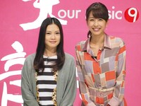 トーク収録後のYUI（写真左）とフジテレビアナウンサーの加藤綾子（右）。