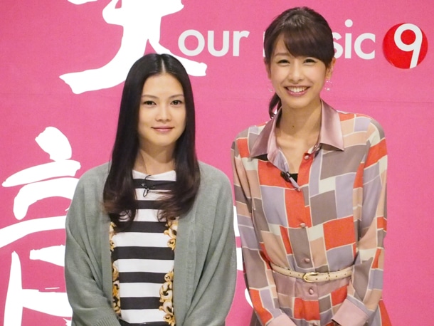 トーク収録後のYUI（写真左）とフジテレビアナウンサーの加藤綾子（右）。