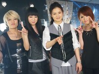 「again」収録後のYUI（写真右から2番目）とステレオポニー。