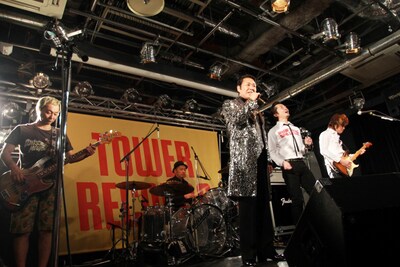 山本譲二×怒髪天セッションの様子。