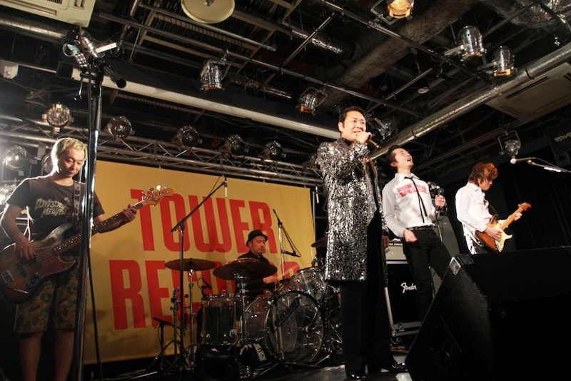 山本譲二×怒髪天セッションの様子。