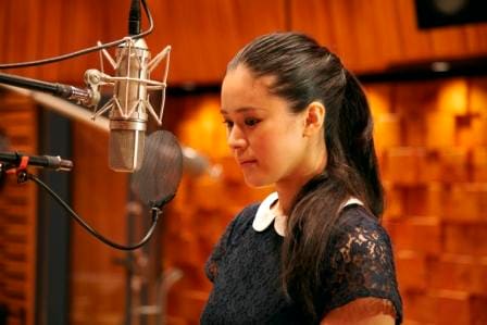 「Teo Torriatte (Let Us Cling Together)」レコーディング中の手嶌葵。