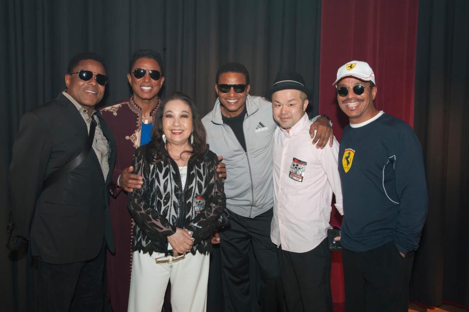 THE JACKSONSと湯川れい子、西寺郷太による集合写真。