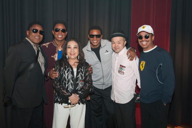 THE JACKSONSと湯川れい子、西寺郷太による集合写真。