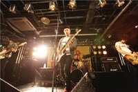 ライブ中のThe Beatmoss。