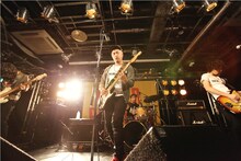 ライブ中のThe Beatmoss。