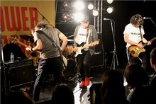 写真左からYAS（B）、ILMARI（Vo, G）、KOSEN（G）。