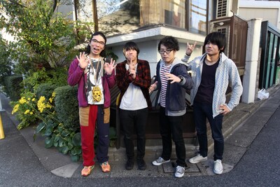 片桐仁（写真左）とSAKANAMONのメンバー。