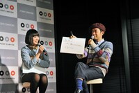 ヒャダインは「贈る言葉」で「ワンセグふぁんみ」のカンペをそのまま再現するも、南波や観客の冷たいリアクションを見て自主的に没に。2度目に提出したのが「全てをフィードバック！ くうー！」だった。