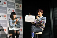 ヒャダインは「贈る言葉」で「ワンセグふぁんみ」のカンペをそのまま再現するも、南波や観客の冷たいリアクションを見て自主的に没に。2度目に提出したのが「全てをフィードバック！ くうー！」だった。