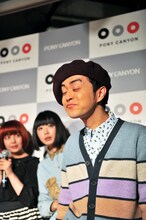 「まつ毛が奇麗でラマみたい」という女性陣2人の言葉を受けて誕生したヒャダインの新ネタ「ラマ」。口をゆっくりモグモグと動かす。