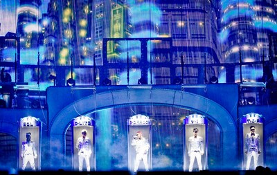 5人がそれぞれカプセルに入ってステージ上部から下降してくるというオープニングの様子。