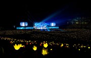 王冠型の黄色いペンライトで埋め尽くされた東京ドーム。