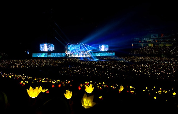 王冠型の黄色いペンライトで埋め尽くされた東京ドーム。