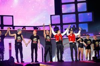 アンコールで挨拶する際、G-DRAGON（写真左から2番目）は「初めてのドームコンサートなのですごく心配でしたが、無事終わってホッとしています。日本に来ていつも良い思い出をもらっています」とコメント。