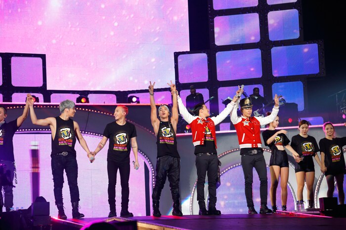 アンコールで挨拶する際、G-DRAGON(写真左から2番目)は「初めてのドームコンサートなのですごく心配でしたが、無事終わってホッとしています。日本に来ていつも良い思い出をもらっています」とコメント。