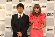 USENグループ会長・宇野康秀とシェネル。