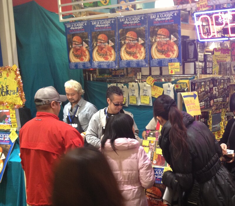 お客さんとの和やかな交流を楽しみながら、対面販売する→Pia-no-jaC←の2人。