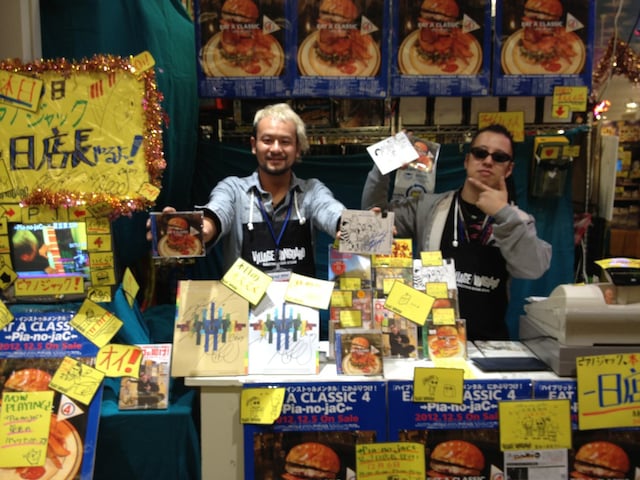 ヴィレッジヴァンガードイオンモールMOZOワンダーシティ店にて1日店長を務めた→Pia-no-jaC←の2人。