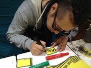 手書きのポップを作成するHIRO（Cajon）。