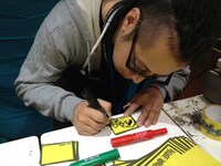 手書きのポップを作成するHIRO（Cajon）。