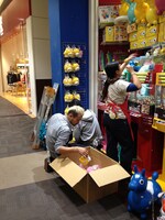 商品を並べるHAYATO（Piano）。