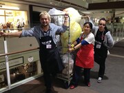 ゴミ捨てを手伝う→Pia-no-jaC←の2人。