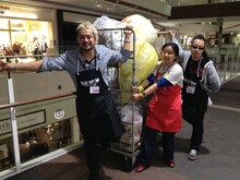 ゴミ捨てを手伝う→Pia-no-jaC←の2人。