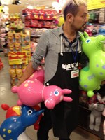 商品を運ぶHAYATO（Piano）。