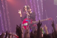 ハイテンションで歌うリンダ。（撮影：阿久津正義）